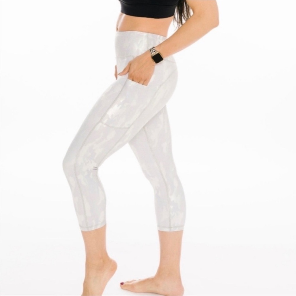 Zyia Womens Silver Metallic Camo Pocket Light n Tight Capri Leggings Size 6-8